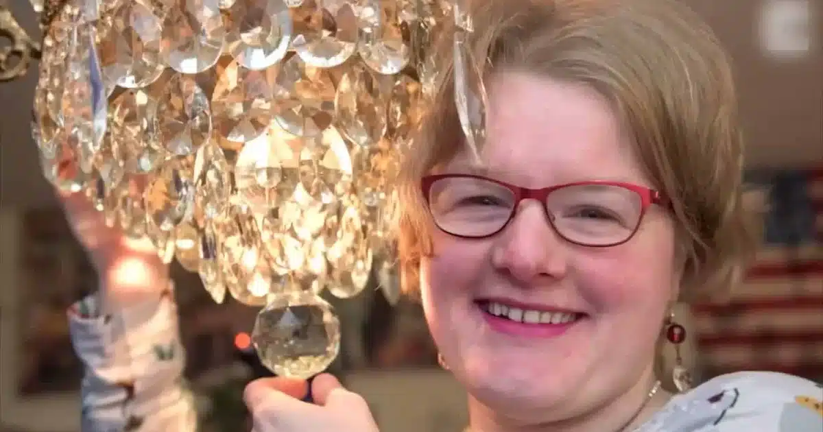 I'm In Love With A Chandelier: She's An Objectophile And 'Nobody' Understands Her
